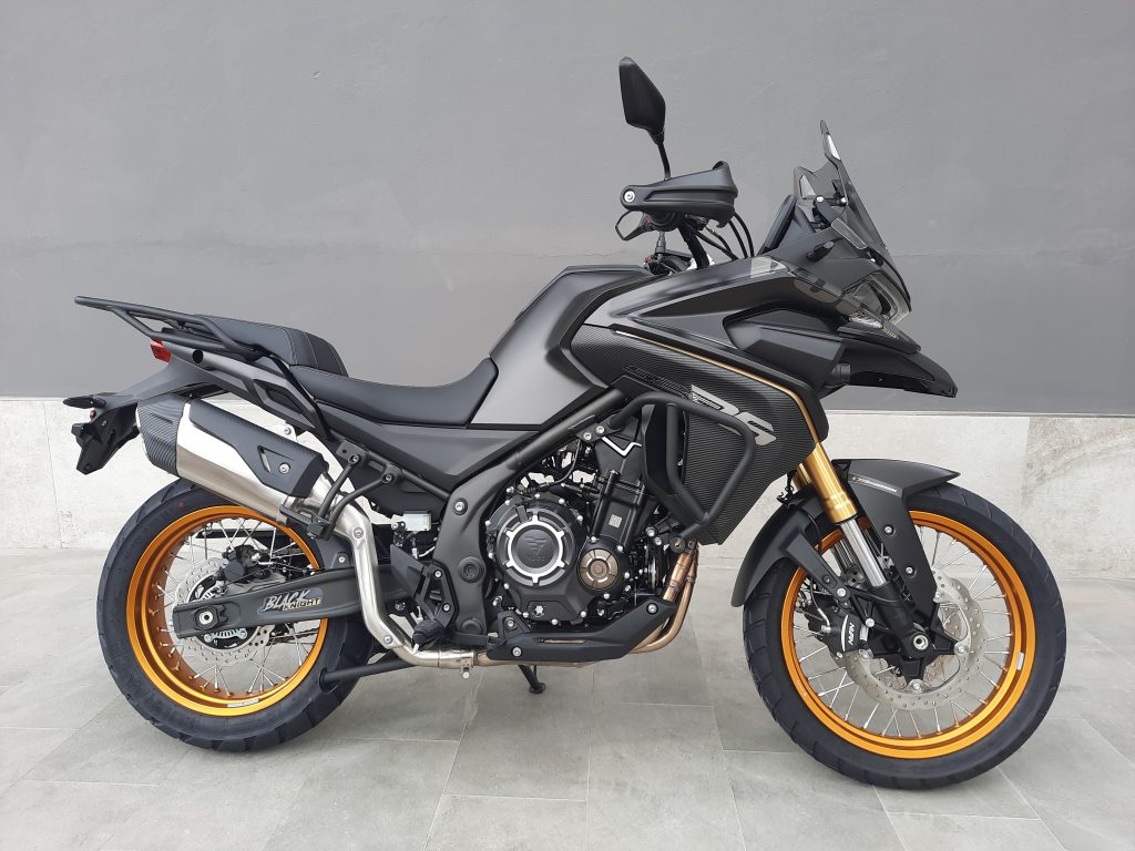 Specific Attachments For SHAD 3p System Side Cases For Voge 525 DSX 2023 24 228474 Zoom